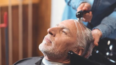 Couper les cheveux de son père au risque de le couper