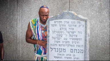 Un grand basketteur américain se recueille sur la tombe du Rabbi !