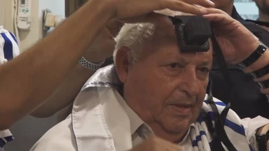 Emotion : ce rescapé libyen de la Shoah célèbre sa Bar Mitsva à 82 ans !