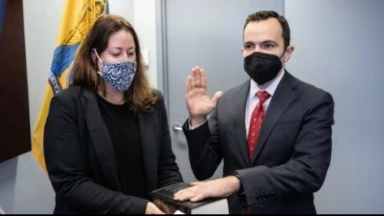 Le nouveau procureur général du New Jersey prête serment sur la Torah !