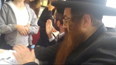 Le Rabbi de Kalov distribue des livres Torah-Box 