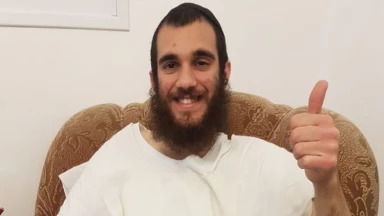 Il trouve 100 000 $ dans son canapé et les restitue à l’ancien propriétaire