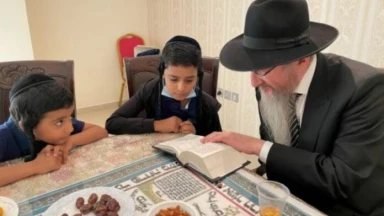 Une nouvelle famille juive yéménite séparée depuis 21 ans réunie aux Emirats arabes unis