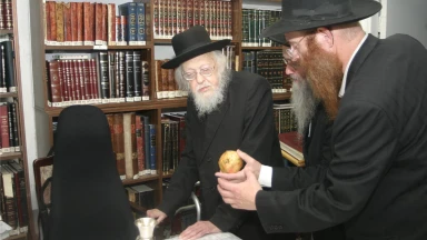 Devinette : quelle mitsva Rav Elyashiv va-t-il accomplir ?