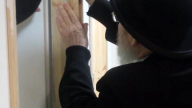 Dois-je mettre une Mézouza dans la chambre de ma maison de retraite ?