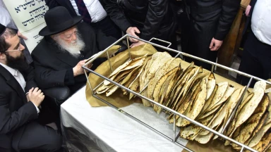 Grande première : Rav Kanievsky installe à son domicile une fabrique de Matsa Chemoura