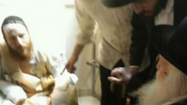 Bikour 'Holim : rav Kanievsky visite le blessé Shmouel Sharf, devenu veuf...