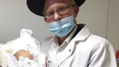 Il sauve une femme enceinte puis devient Mohel de son bébé