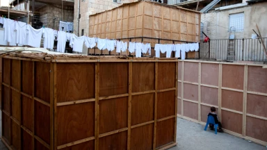 Souccot, afin d'intégrer la vanité du confort matériel