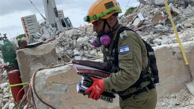 Dans les décombres de Surfside, les Mézouzot et les livres saints préservés