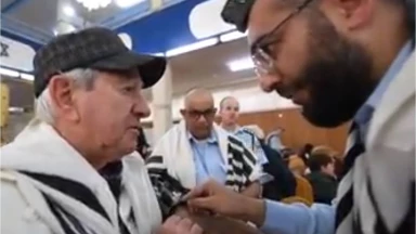 Première mise des Téfilines pour ce survivant de la Shoah