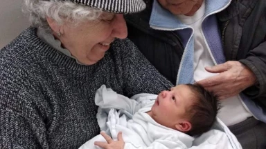 Ces survivants de la Shoah célèbrent la naissance d'une petite-fille le jour anniversaire de la libération du camp d’Auschwitz !