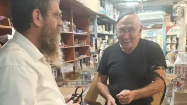 Ce technicien senior met pour la première fois des Téfilines en Israël