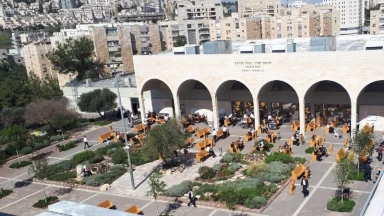 Etudier la Torah en respectant les consignes de santé : la Yéchivat ’Hévron prend ses quartiers en plein air