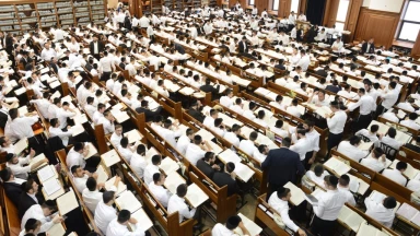 Rentrée anticipée à la Yéchiva de Mir contre les mauvais décrets