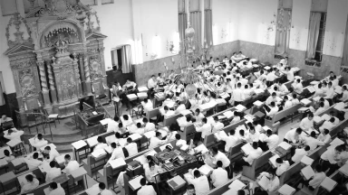 Le Kotel de Bnei-Braq : en haut on prie, en bas on creuse !