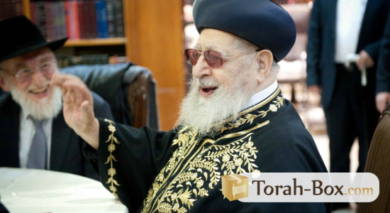 Rav Ovadia Yossef chez lui devant les rabbins français