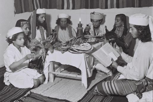Arabes assis par terre à table