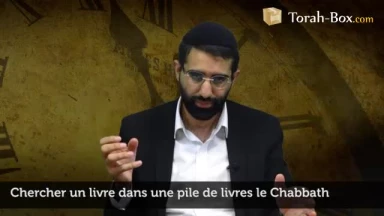 Chercher un livre dans une pile de livres le Chabbath