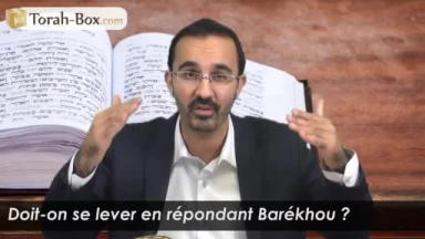 Doit-on se lever en répondant "Barékhou" ?