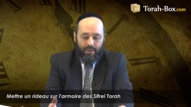 Mettre un rideau sur l'armoire des Sifrei Torah