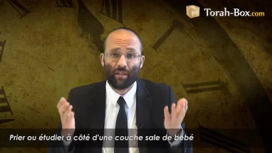 Prier à côté d'une couche "remplie" de bébé