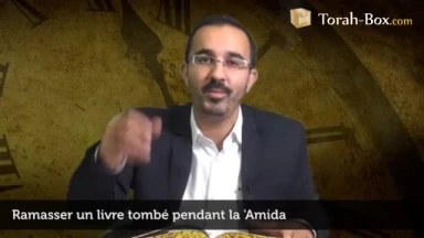 Ramasser un livre tombé pendant la 'Amida