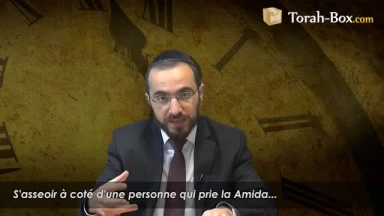 S'asseoir à coté d'une personne qui fait la Amida...