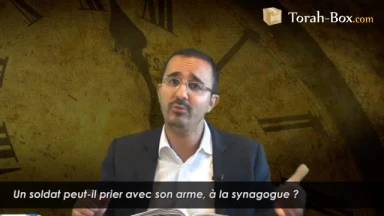 Un soldat peut-il prier avec son arme à la synagogue ?