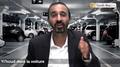 Yi'houd dans la voiture