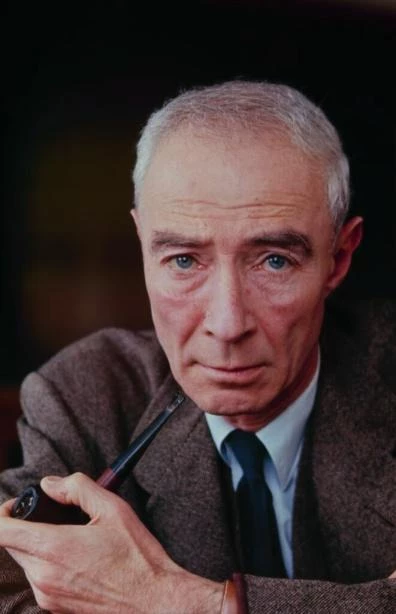 Derrière les yeux clairs de Robert Oppenheimer