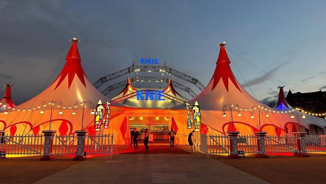 Miroir, miroir - Un voile noir sur la neige de Crans -Montana