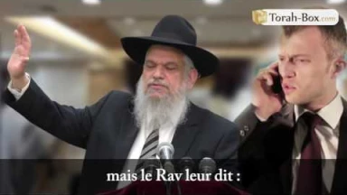Au téléphone le Chabbath devant le Séfer Torah...