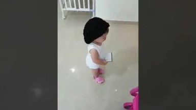 Craquante : cette toute petite fille fait la ‘Amida comme sa maman !
