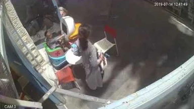 Vidéo : cette jeune fille se lève juste avant une chute de pierre