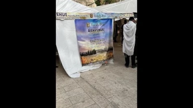 Incroyable ! Torah-Box sert à boire et manger du matin au soir aux pèlerins du Kotel !