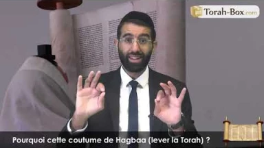 Pourquoi cette coutume de Hagbaa (lever la Torah) ?