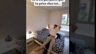 C'est parce que tu pries à la maison que...