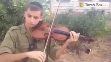 Ce soldat vous souhaite "Chabbath Chalom"... au violon !