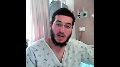 Un étudiant du Collel Torah-Box rend visite au jeune homme poignardé par un terroriste à Jérusalem samedi